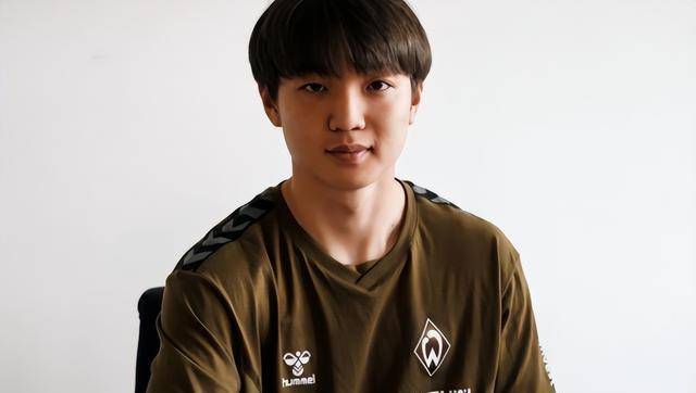 不莱梅年轻新秀崭露头角，球迷耳目一新