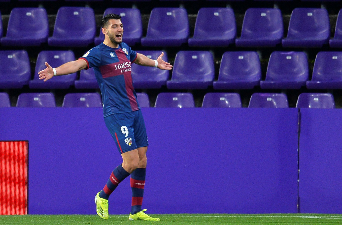 格拉纳达连续三轮取胜，表现稳定人们看好