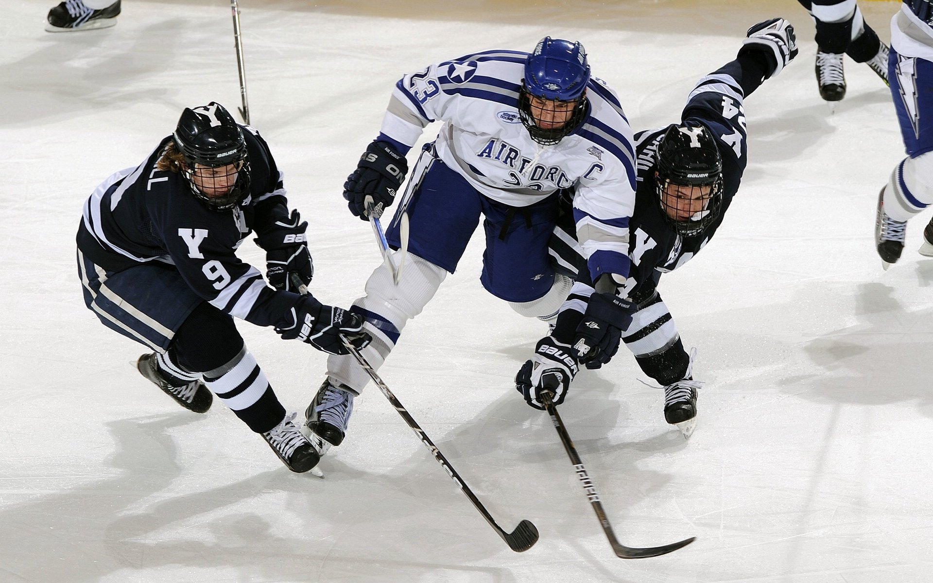 开云平台-疆场骑士提前锁定胜局，西甲德比范弗利特化身关键先生
