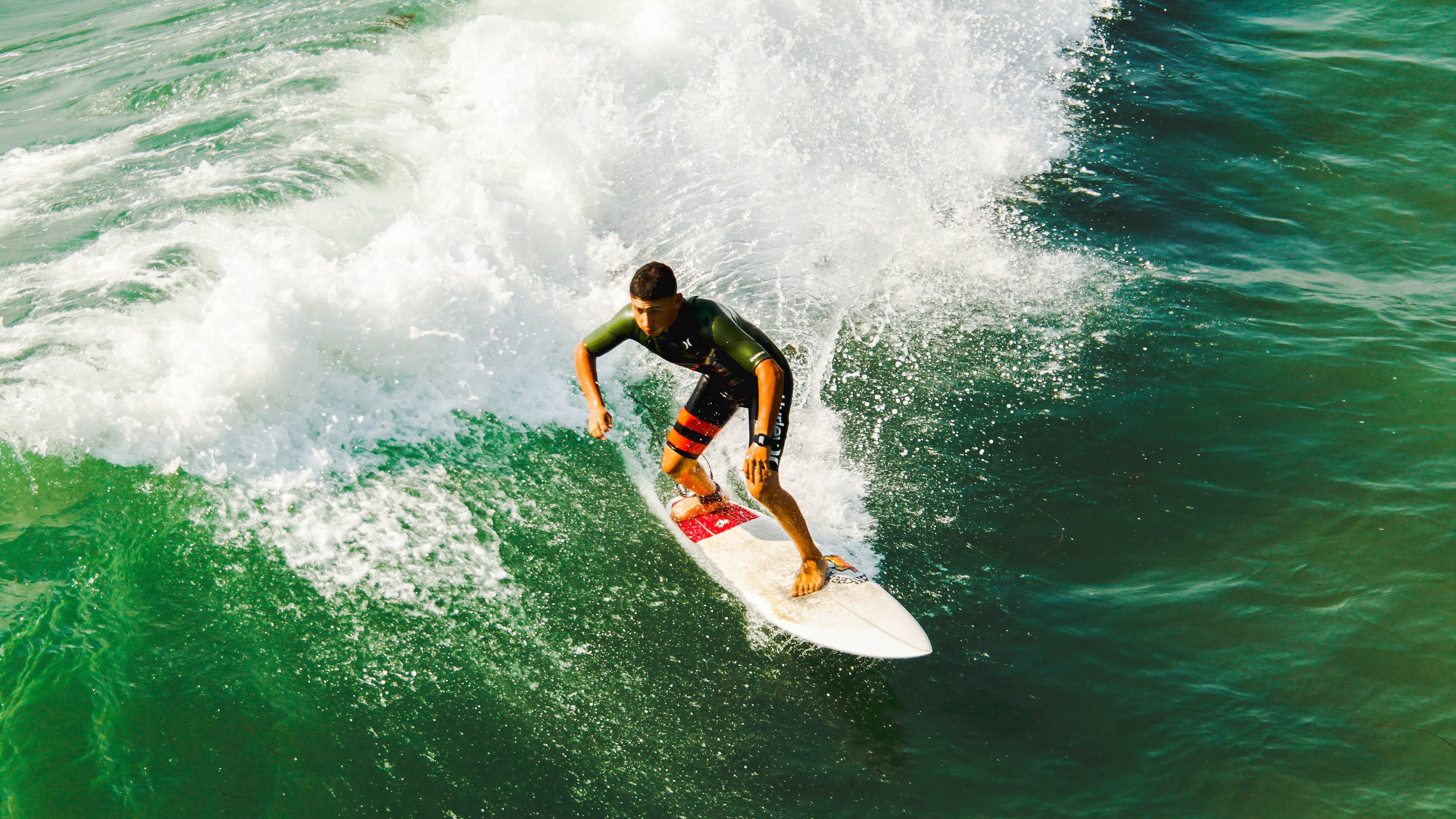 开云体育官网-欧冠半决赛之夜，巴斯托尼—从防线铁闸到比赛节拍器